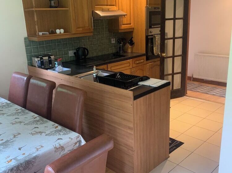 Captivating 5 Bed Cottage With Private Hot Tub