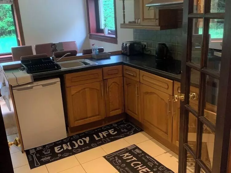 Captivating 5 Bed Cottage With Private Hot Tub