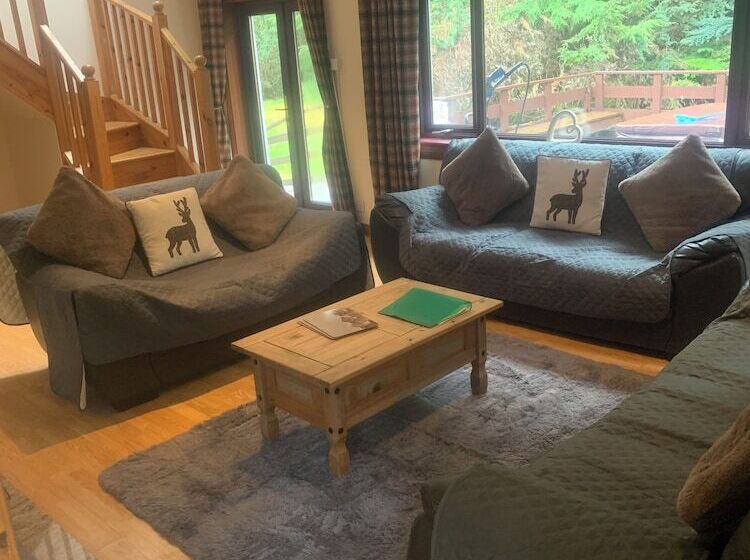 Captivating 5 Bed Cottage With Private Hot Tub