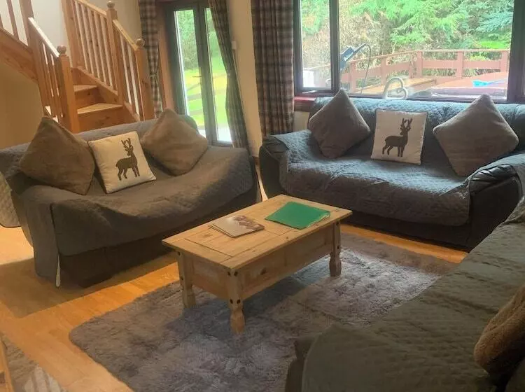 Captivating 5 Bed Cottage With Private Hot Tub