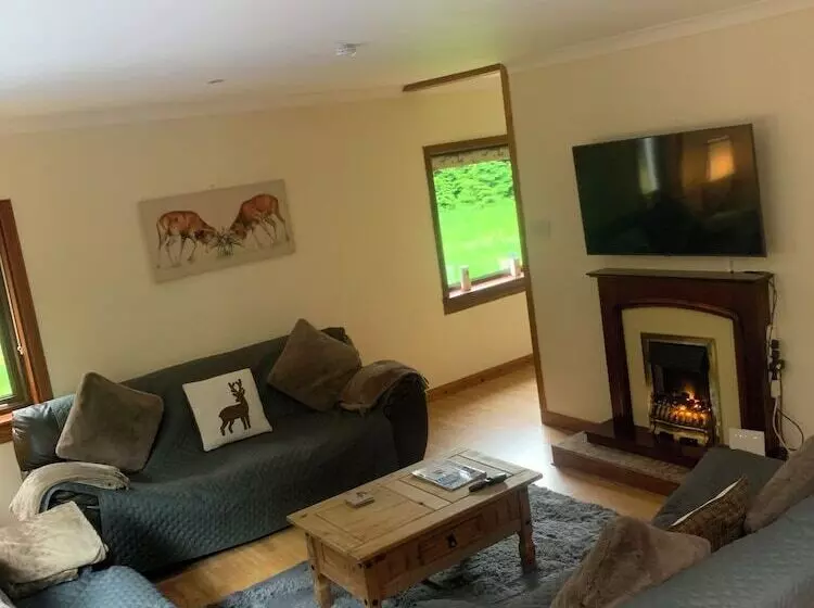 Captivating 5 Bed Cottage With Private Hot Tub