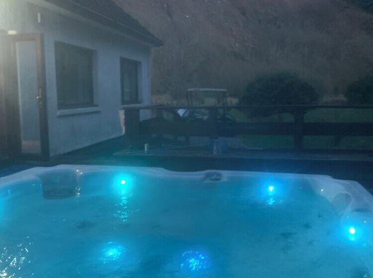 Captivating 5 Bed Cottage With Private Hot Tub