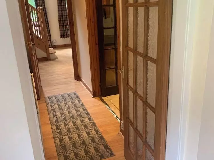 Captivating 5 Bed Cottage With Private Hot Tub