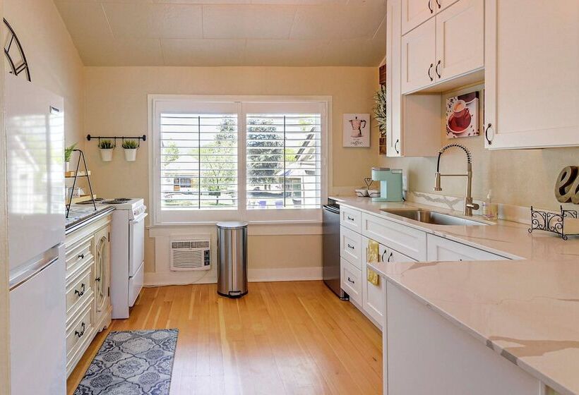 Walk To Courthouse Square: Quiet Home W/ Porch