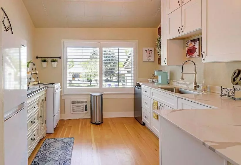 Walk To Courthouse Square: Quiet Home W/ Porch
