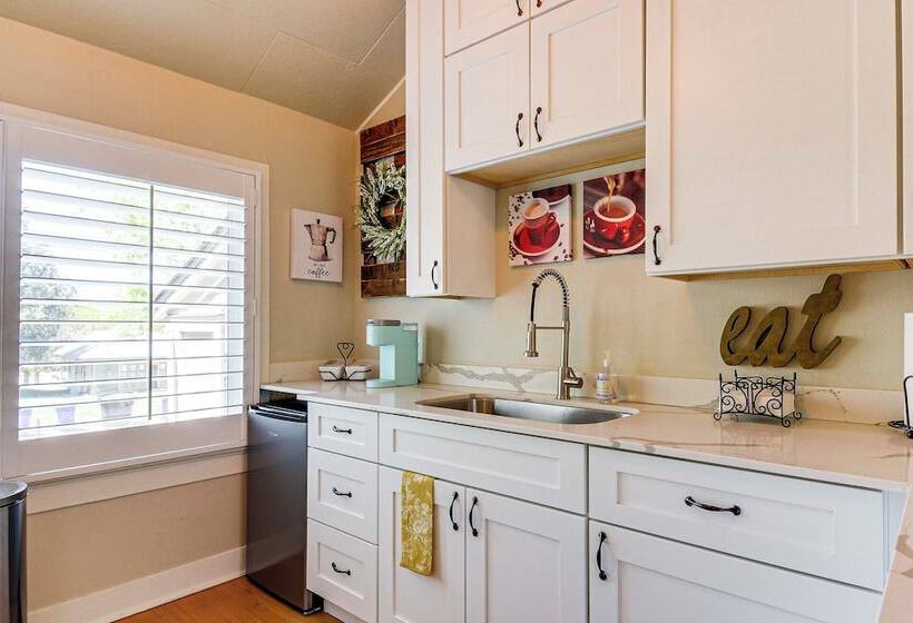 Walk To Courthouse Square: Quiet Home W/ Porch