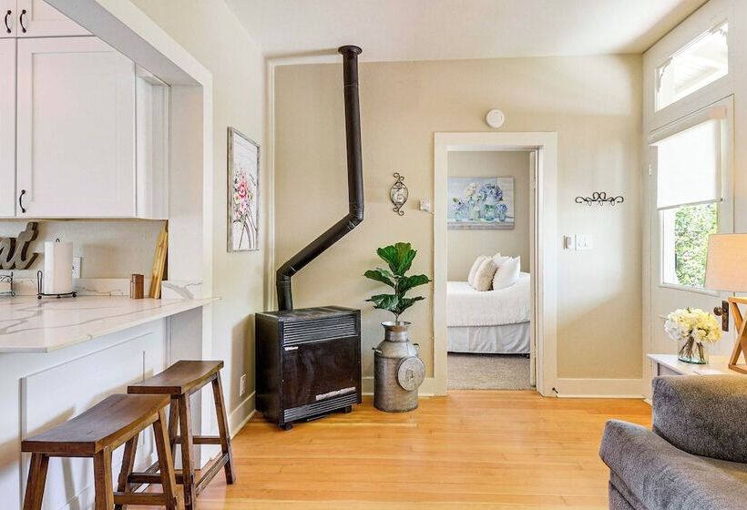 Walk To Courthouse Square: Quiet Home W/ Porch