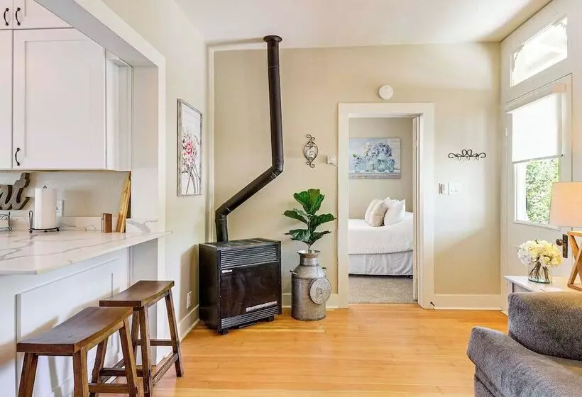 Walk To Courthouse Square: Quiet Home W/ Porch