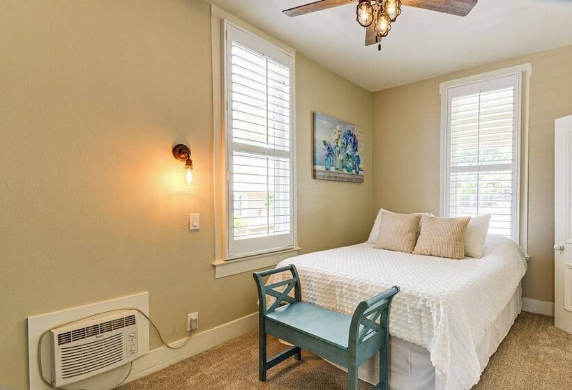 Walk To Courthouse Square: Quiet Home W/ Porch