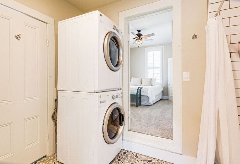 Walk To Courthouse Square: Quiet Home W/ Porch