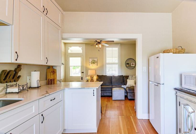 Walk To Courthouse Square: Quiet Home W/ Porch