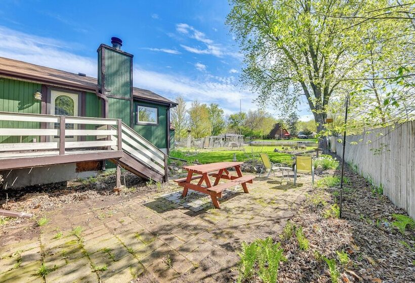 Charming Lake Pistakee Home W/ Kayaks & Patio!