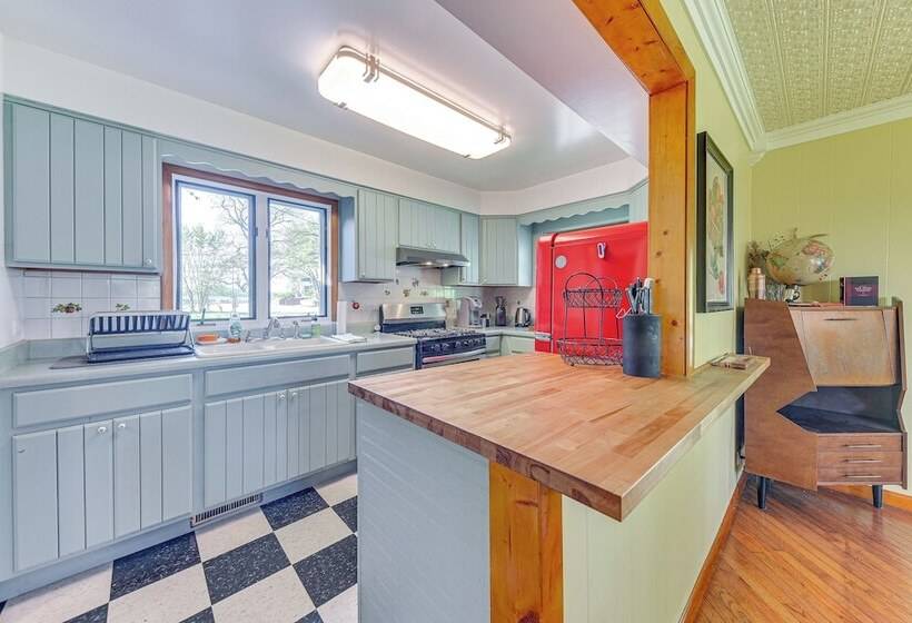 Charming Lake Pistakee Home W/ Kayaks & Patio!