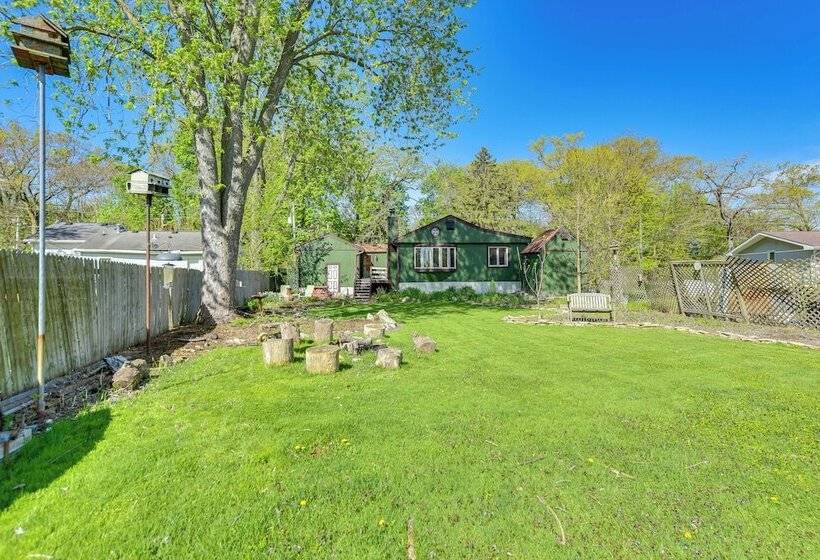 Charming Lake Pistakee Home W/ Kayaks & Patio!