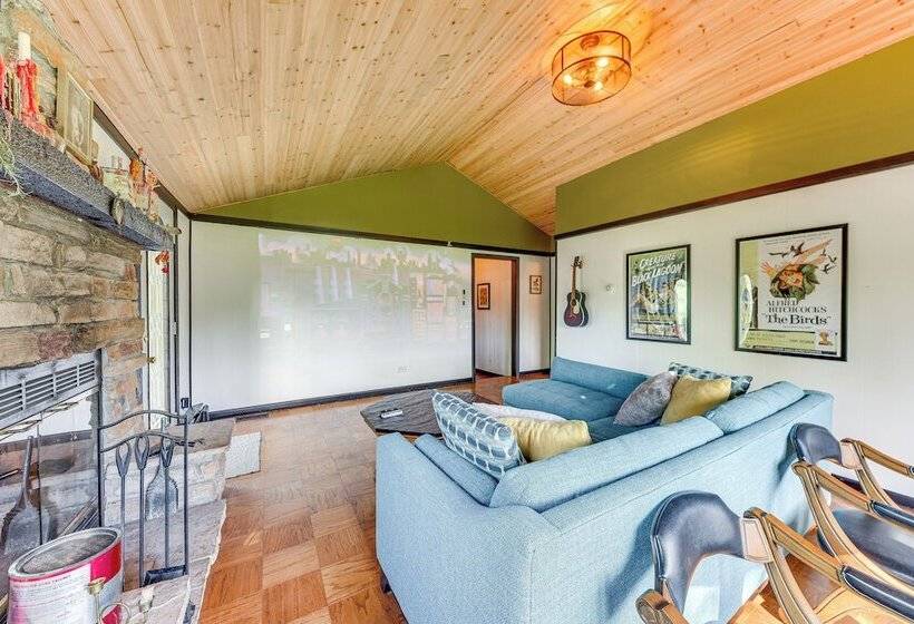 Charming Lake Pistakee Home W/ Kayaks & Patio!