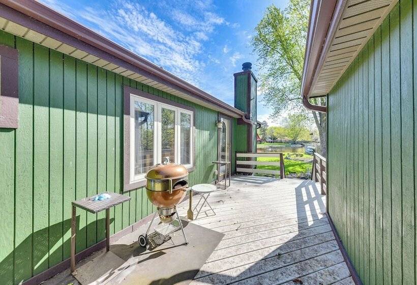 Charming Lake Pistakee Home W/ Kayaks & Patio!