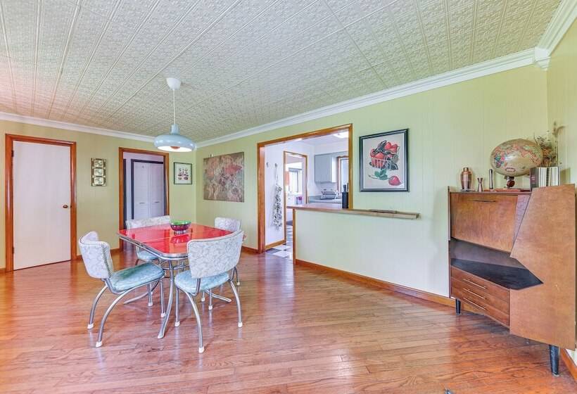 Charming Lake Pistakee Home W/ Kayaks & Patio!