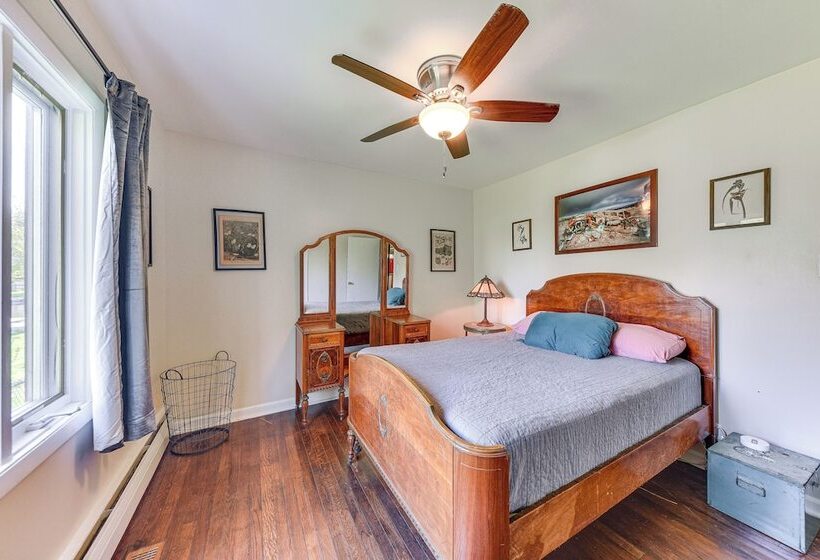 Charming Lake Pistakee Home W/ Kayaks & Patio!