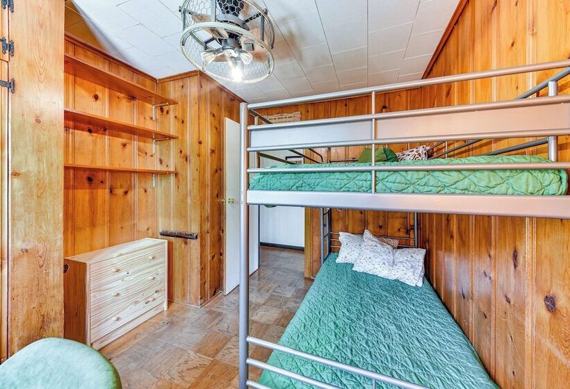 Charming Lake Pistakee Home W/ Kayaks & Patio!