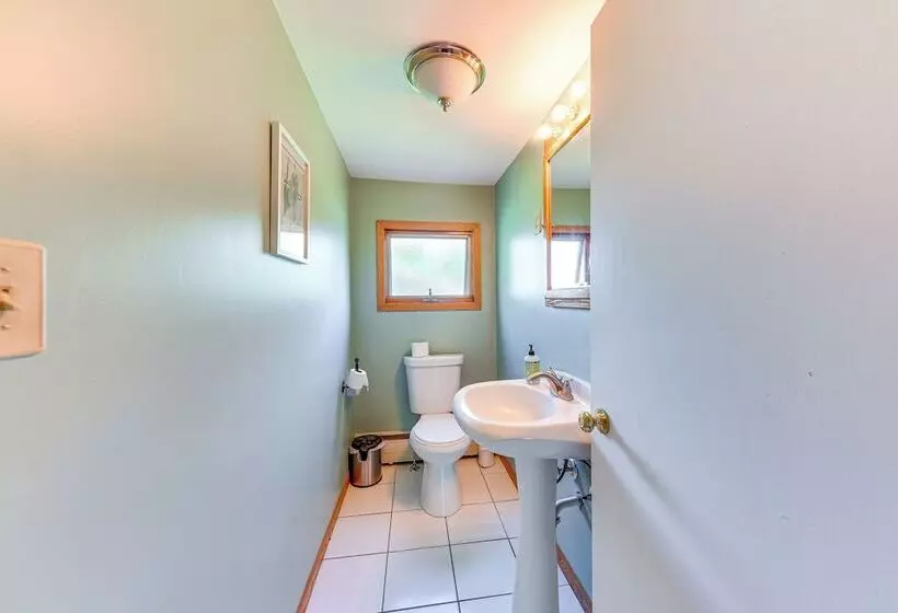 Charming Lake Pistakee Home W/ Kayaks & Patio!