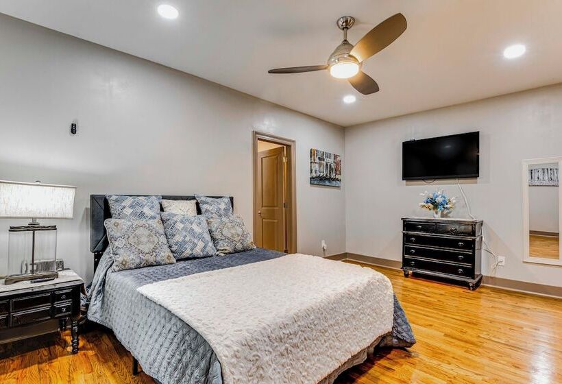 Chic Atlanta Home: Close To Downtown & Stadiums