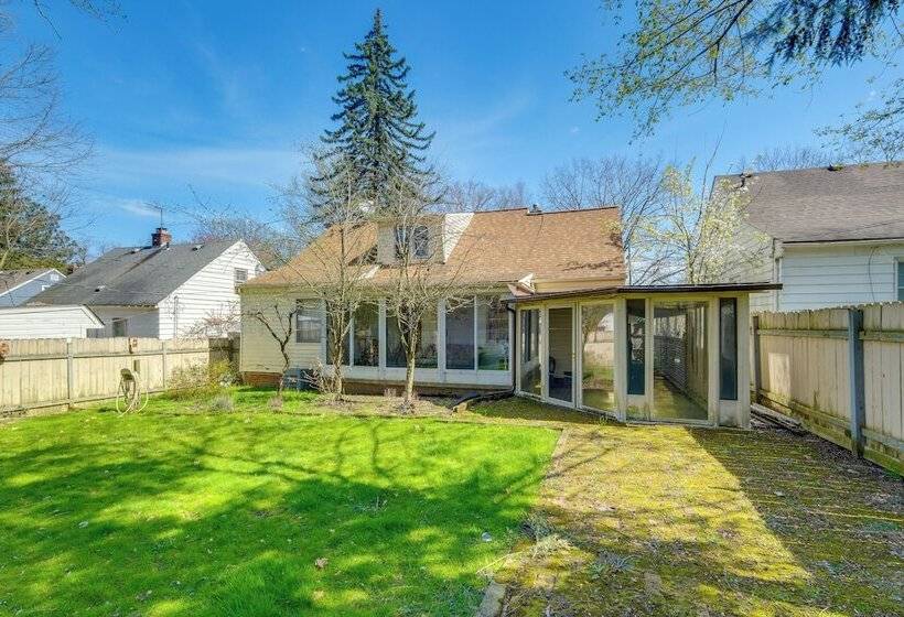 Cleveland Heights Home W/ Sunroom: Park Across St!