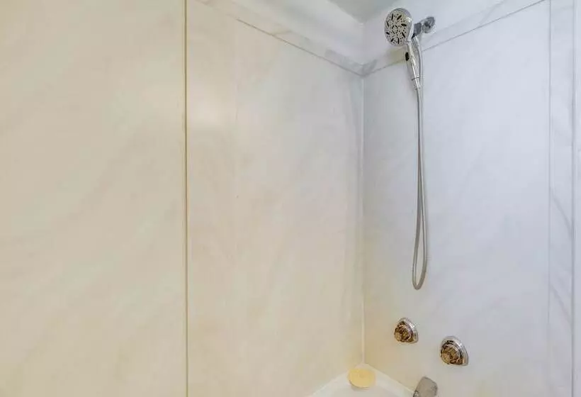 Cleveland Heights Home W/ Sunroom: Park Across St!