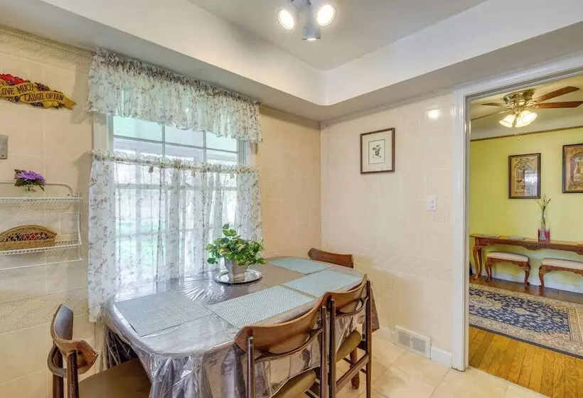 Cleveland Heights Home W/ Sunroom: Park Across St!