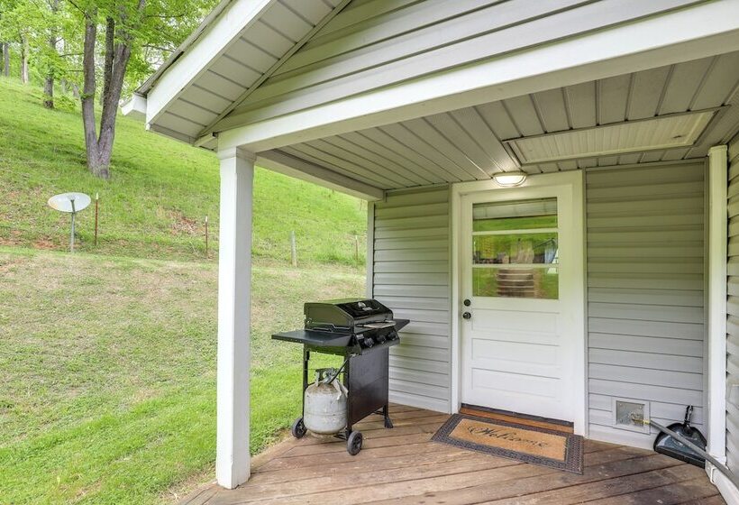 Cozy Mars Hill Farmhouse W/ Scenic Views