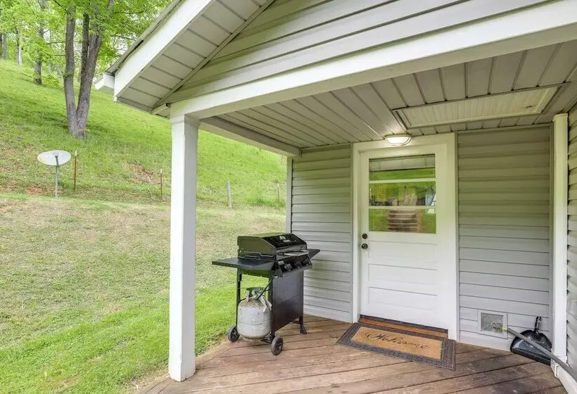 Cozy Mars Hill Farmhouse W/ Scenic Views