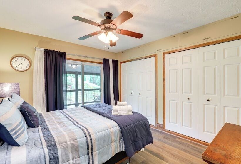 Cozy Mars Hill Farmhouse W/ Scenic Views