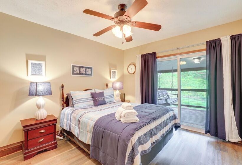 Cozy Mars Hill Farmhouse W/ Scenic Views