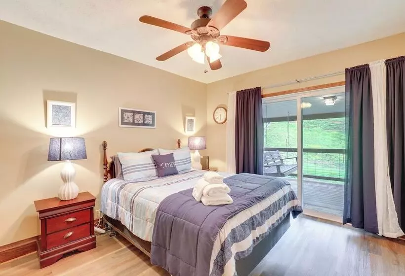 Cozy Mars Hill Farmhouse W/ Scenic Views