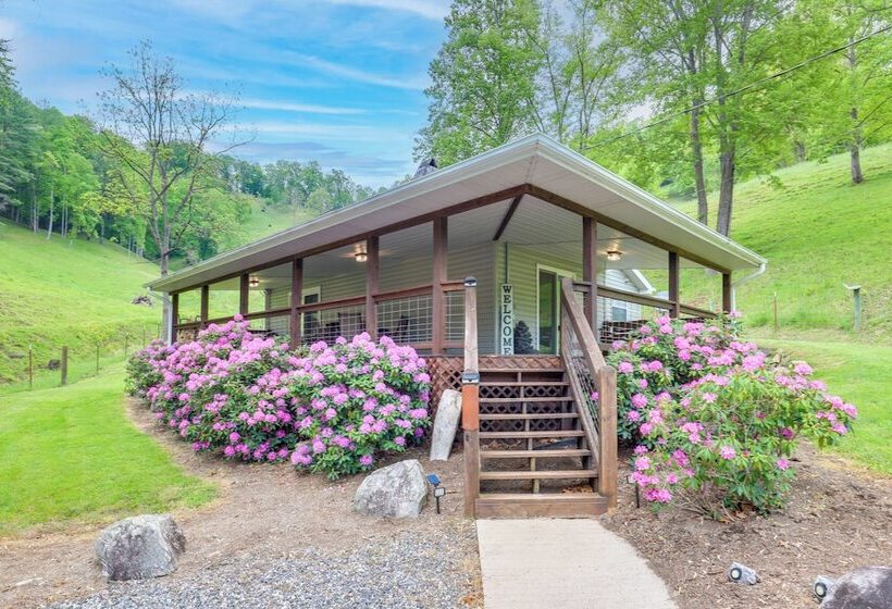 Cozy Mars Hill Farmhouse W/ Scenic Views