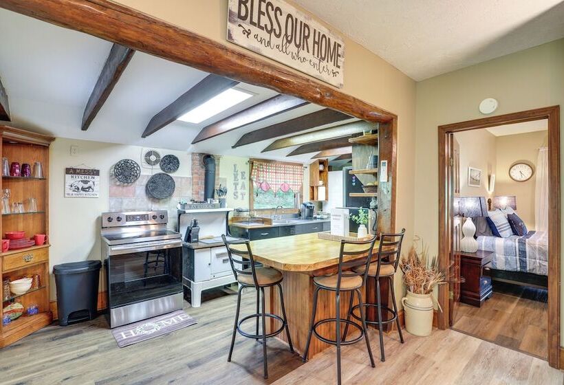 Cozy Mars Hill Farmhouse W/ Scenic Views