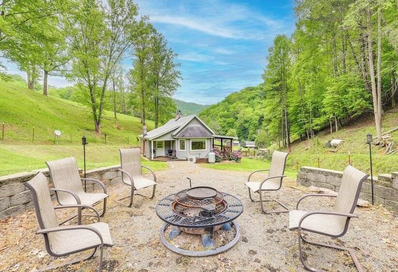 Cozy Mars Hill Farmhouse W/ Scenic Views