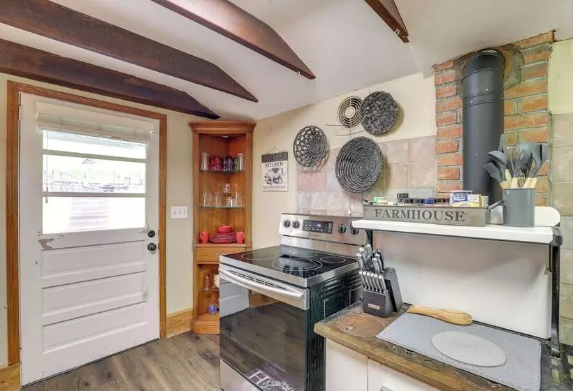 Cozy Mars Hill Farmhouse W/ Scenic Views