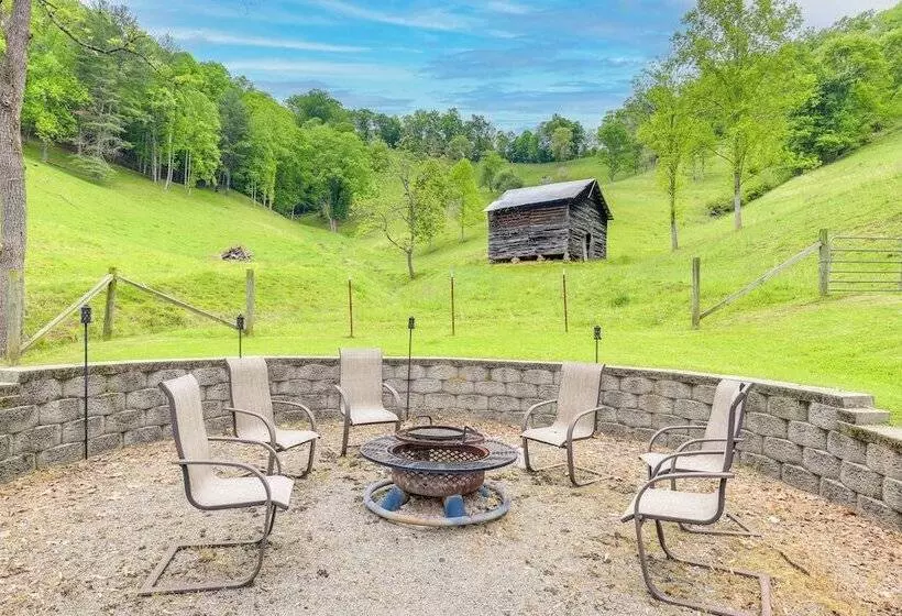 Cozy Mars Hill Farmhouse W/ Scenic Views
