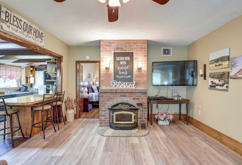 Cozy Mars Hill Farmhouse W/ Scenic Views