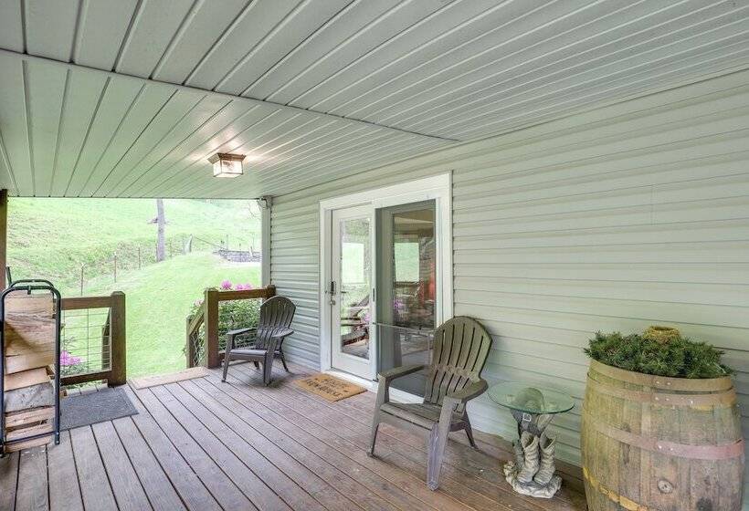 Cozy Mars Hill Farmhouse W/ Scenic Views