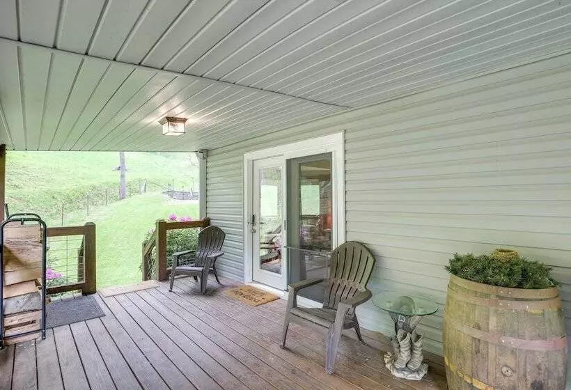 Cozy Mars Hill Farmhouse W/ Scenic Views