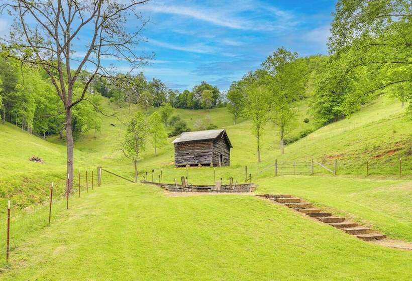 Cozy Mars Hill Farmhouse W/ Scenic Views