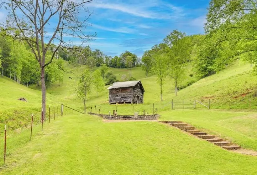 Cozy Mars Hill Farmhouse W/ Scenic Views