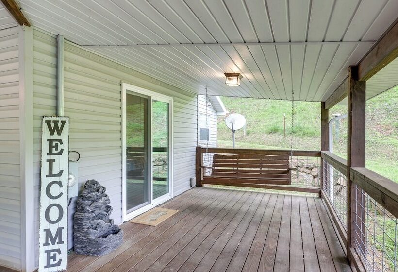 Cozy Mars Hill Farmhouse W/ Scenic Views