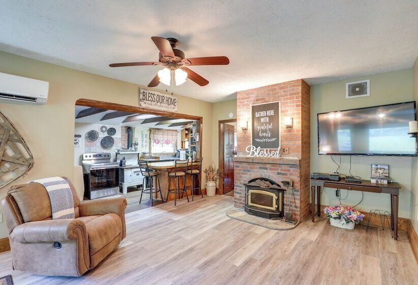 Cozy Mars Hill Farmhouse W/ Scenic Views