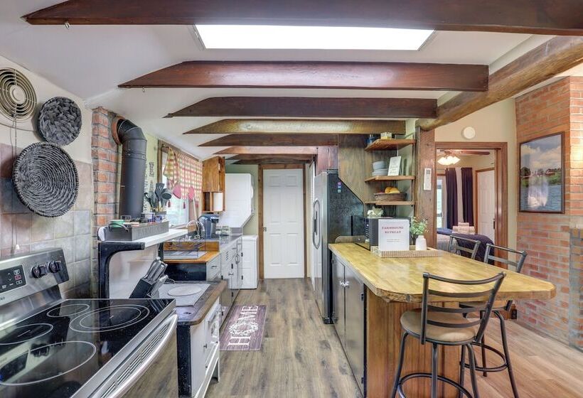 Cozy Mars Hill Farmhouse W/ Scenic Views