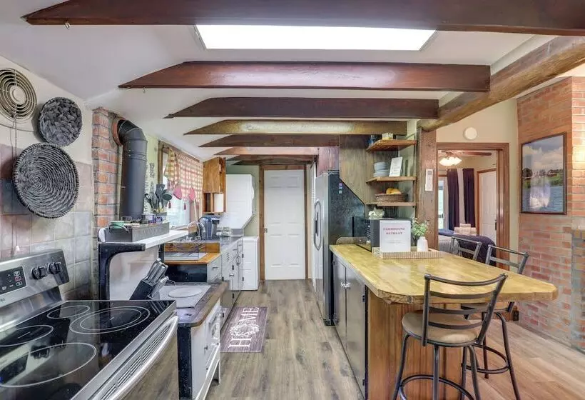 Cozy Mars Hill Farmhouse W/ Scenic Views