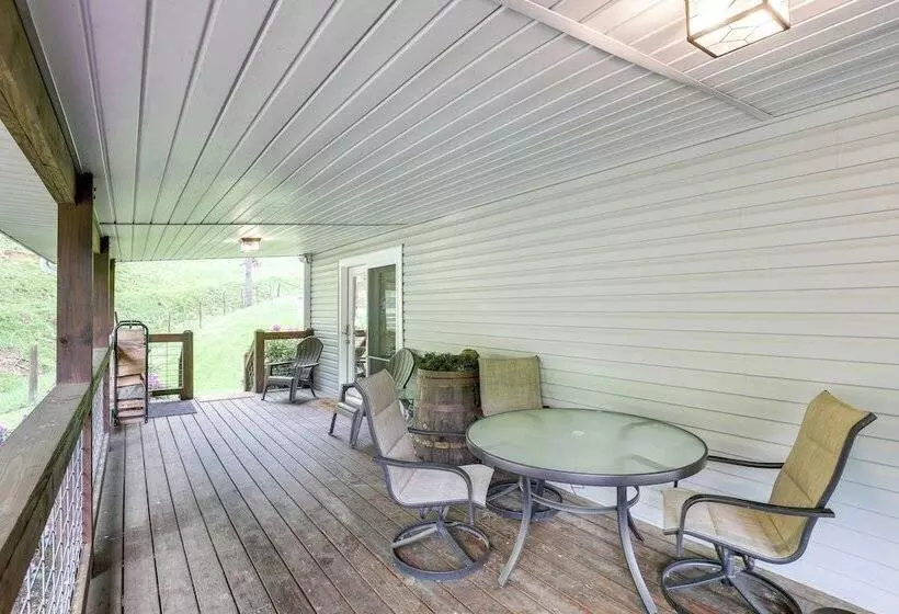 Cozy Mars Hill Farmhouse W/ Scenic Views