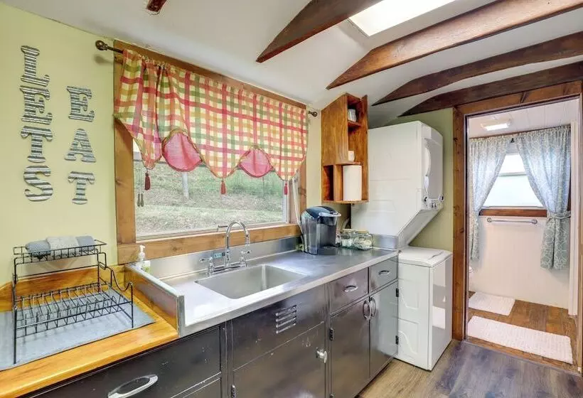 Cozy Mars Hill Farmhouse W/ Scenic Views