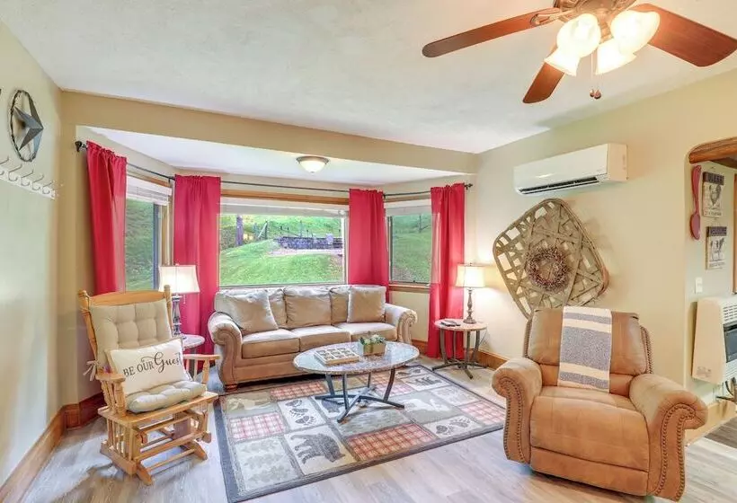 Cozy Mars Hill Farmhouse W/ Scenic Views